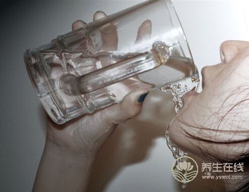 多喝水是秋季保健養生的絕招之一