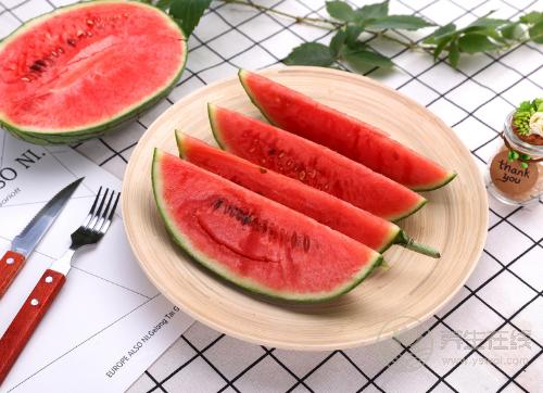 夏季吃西瓜解暑,要注意這幾個(gè)時(shí)間段 夏季吃西瓜解暑,要注意這幾個(gè)時(shí)間段