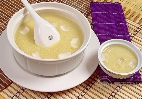 春季養(yǎng)生喝點(diǎn)粥 小米熬粥功效堪比人參