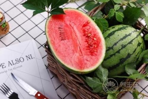 夏季吃西瓜解暑,要注意這幾個(gè)時(shí)間段 夏季吃西瓜解暑,要注意這幾個(gè)時(shí)間段