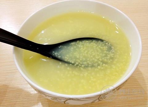 春季養(yǎng)生喝點(diǎn)粥 小米熬粥功效堪比人參