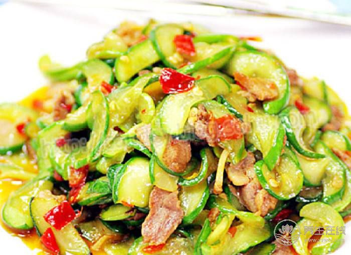 夏季必備菜品黃瓜 5種黃瓜食譜清爽可口-易網健康<a href=http://www.aoa7937.com/jkys/ target=_blank class=infotextkey>養生</a>網 夏季必備菜品黃瓜 5種黃瓜食譜清爽可口