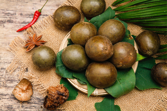 秋天上火適合吃羅漢果嗎?羅漢果的食用方法-易網(wǎng)<a href=http://www.aoa7937.com/ target=_blank class=infotextkey>健康養(yǎng)生</a>網(wǎng) 秋天上火適合吃羅漢果嗎?羅漢果的食用方法