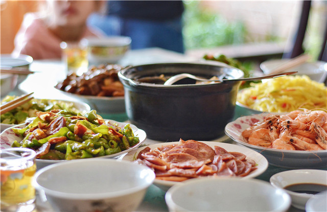 每逢過(guò)年胖三斤，那么過(guò)年吃飯?jiān)趺幢苊忾L(zhǎng)肉？