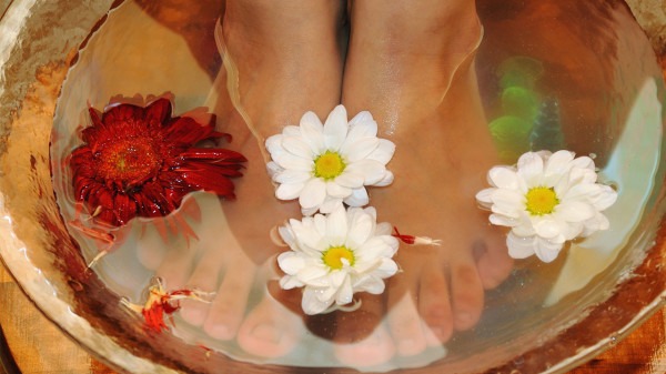 夏天什么時候泡腳最好 夏天泡腳泡多久最好-易網健康<a href=http://www.aoa7937.com/jkys/ target=_blank class=infotextkey>養生</a>網 夏天什么時候泡腳最好 夏天泡腳泡多久最好