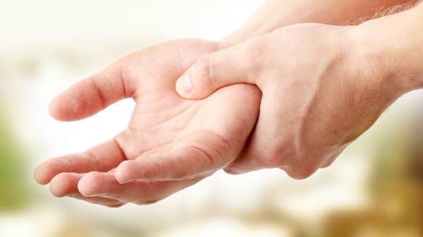 冬季寒潮來襲教你如何擺脫手腳冰冷的困擾-易網健康<a href=http://www.aoa7937.com/jkys/ target=_blank class=infotextkey>養生</a>網 冬季寒潮來襲教你如何擺脫手腳冰冷的困擾