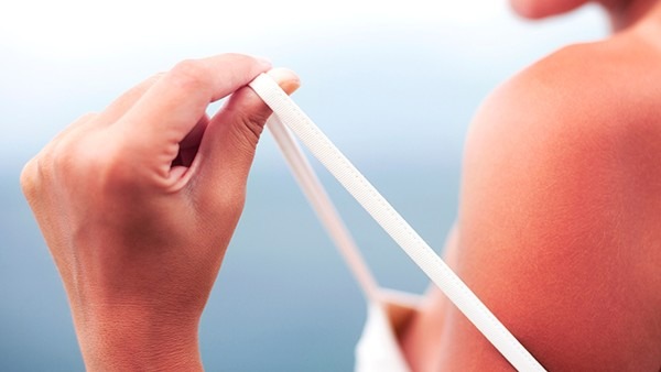 夏季曬傷后怎么辦?這樣做好防曬-易網(wǎng)健康<a href=http://www.aoa7937.com/jkys/ target=_blank class=infotextkey>養(yǎng)生</a>網(wǎng) 夏季曬傷后怎么辦?這樣做好防曬