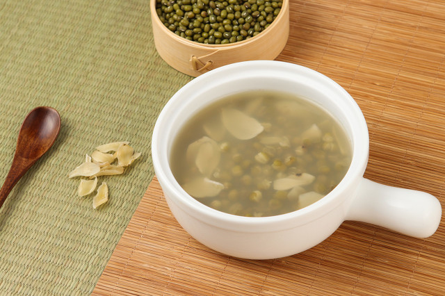 夏季適合喝什么養生湯，這些養生湯能降火排毒