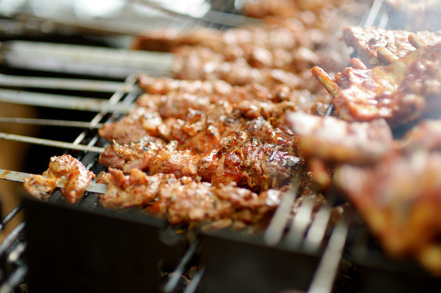 夏季吃燒烤應(yīng)該注意些什么?哪些食物不適合吃-易網(wǎng)<a href=http://www.aoa7937.com/ target=_blank class=infotextkey>健康養(yǎng)生</a>網(wǎng) 夏季吃燒烤應(yīng)該注意些什么?哪些食物不適合吃