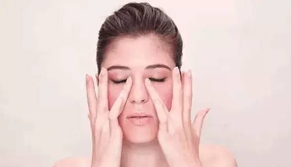眼睛浮腫黑眼圈，4類眼部問題按摩法搞定！