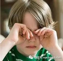 孩子總眨眼，原因是什么？