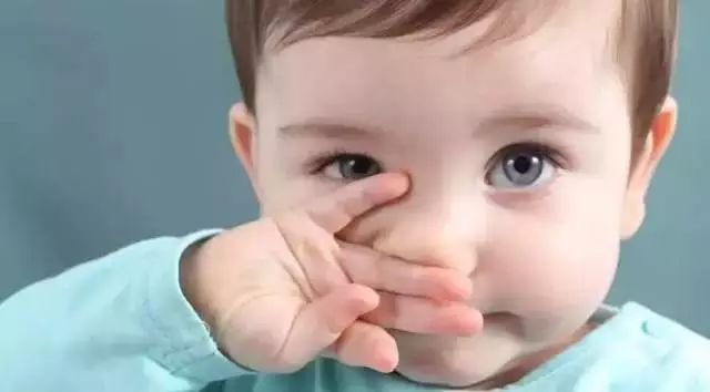 愛瞇眼、愛歪頭？孩子身上的這四種行為家長要多留意