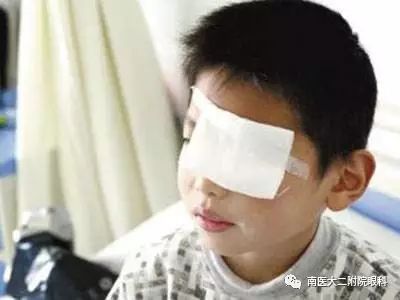 眼內進了異物應當怎么處理？