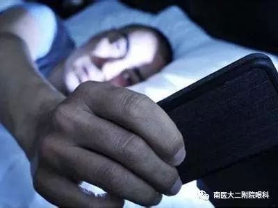 晚上怎么玩手機不傷眼？