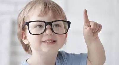 孩子近視了，究竟是坐在教室前排好還是后排好？