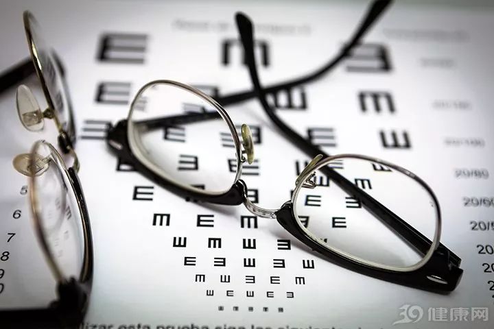 看東西習慣瞇著眼，有什么危害？