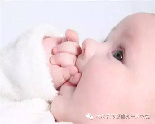 媽媽長期這樣喂奶，居然會(huì)影響寶寶視力