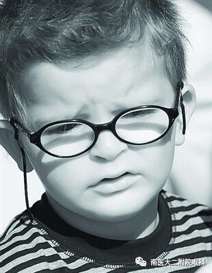 戴眼鏡后，眼睛度數(shù)不斷的增加，到底是誰的錯(cuò)？