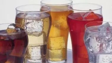 為什么近視孩子要少喝碳酸飲料？
