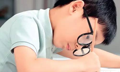 假性近視如何判斷？九個細節認清孩子是否近視！