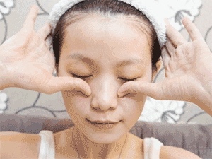 讓“眼部暗沉”的4個(gè)最糟保養(yǎng)習(xí)慣！