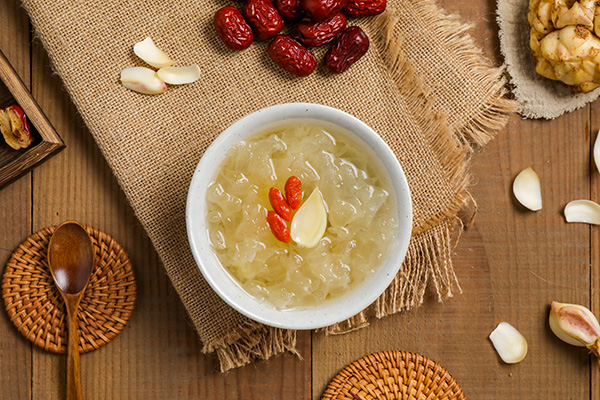 銀耳蓮子紅棗湯的功效與作用(冰糖雪梨銀耳湯的功效)-易網<a href=http://www.aoa7937.com/ target=_blank class=infotextkey>健康養生</a>網 銀耳蓮子紅棗湯的功效與作用(冰糖雪梨銀耳湯的功效)