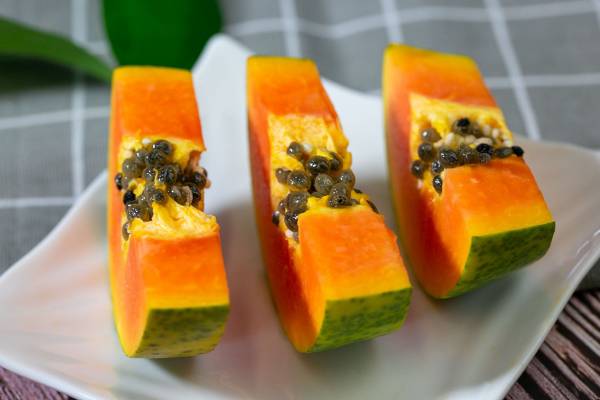 紅葡萄酒泡木瓜的功效與作用 哪些人群不適合紅葡萄酒泡木瓜-易網<a href=http://www.aoa7937.com/ target=_blank class=infotextkey>健康養生</a>網 紅葡萄酒泡木瓜的功效與作用 哪些人群不適合紅葡萄酒泡木瓜