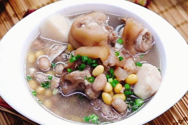 豬腳的功效與作用 吃豬腳的注意事項-易網(wǎng)<a href=http://www.aoa7937.com/ target=_blank class=infotextkey>健康養(yǎng)生</a>網(wǎng) 豬腳的功效與作用 吃豬腳的注意事項