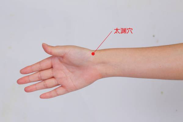 堅持按摩太淵穴的好處 什么時間按摩太淵最好-易網健康<a href=http://www.aoa7937.com/jkys/ target=_blank class=infotextkey>養生</a>網 堅持按摩太淵穴的好處 什么時間按摩太淵最好