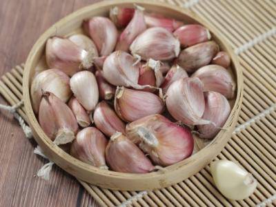 體內(nèi)濕氣重吃大蒜有什么好處 體內(nèi)濕氣重吃什么